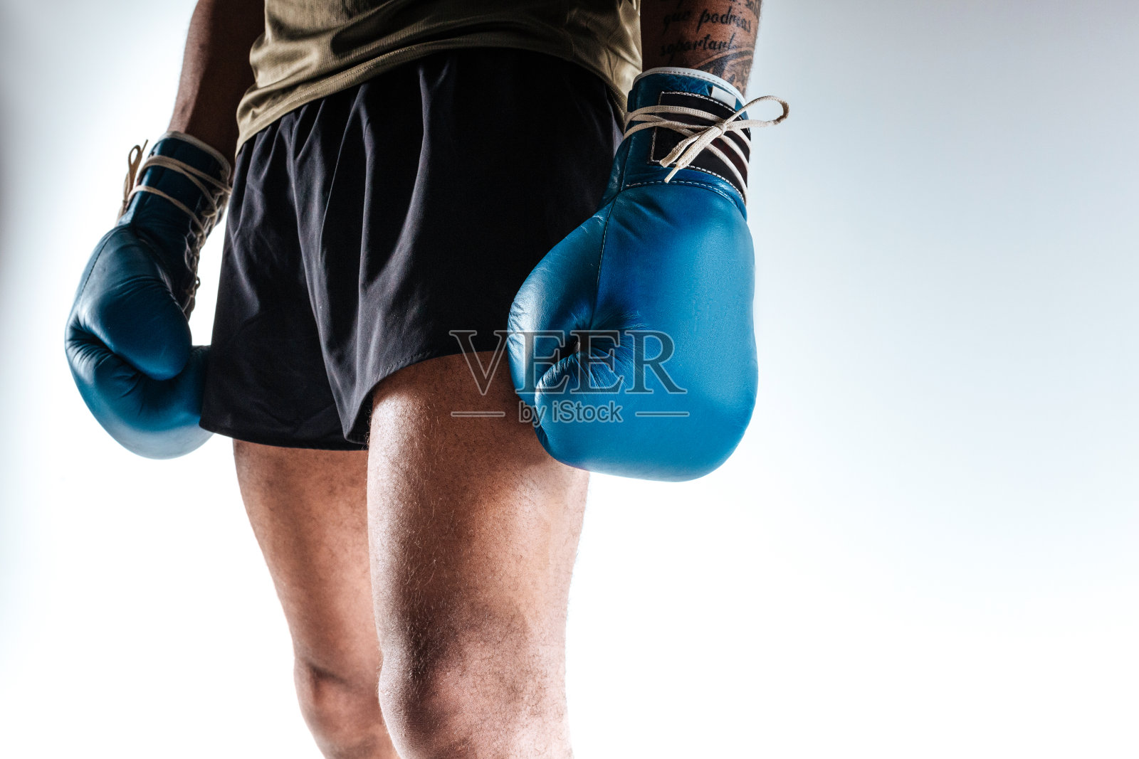 拳击手穿着蓝色的拳击手套和短裤照片摄影图片