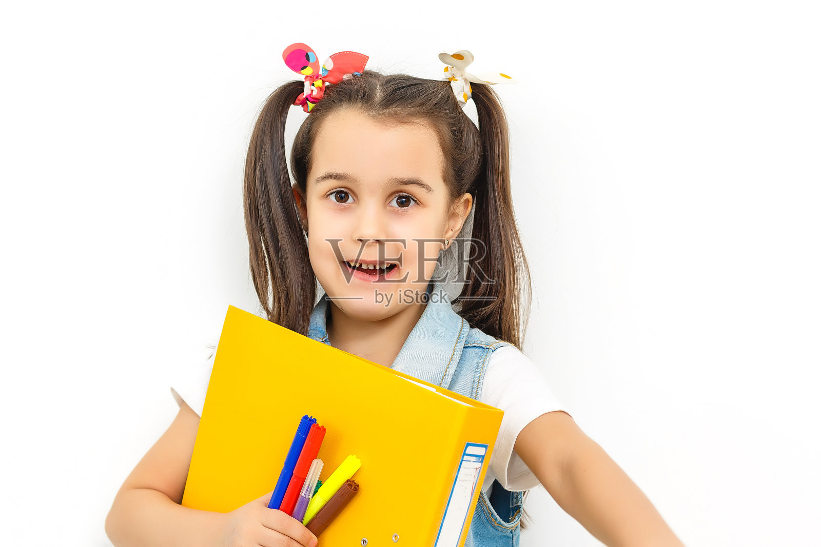 快乐甜美的小女生背着书包书包和书本微笑着在教育和回到学校的概念孤立在白色的背景照片摄影图片