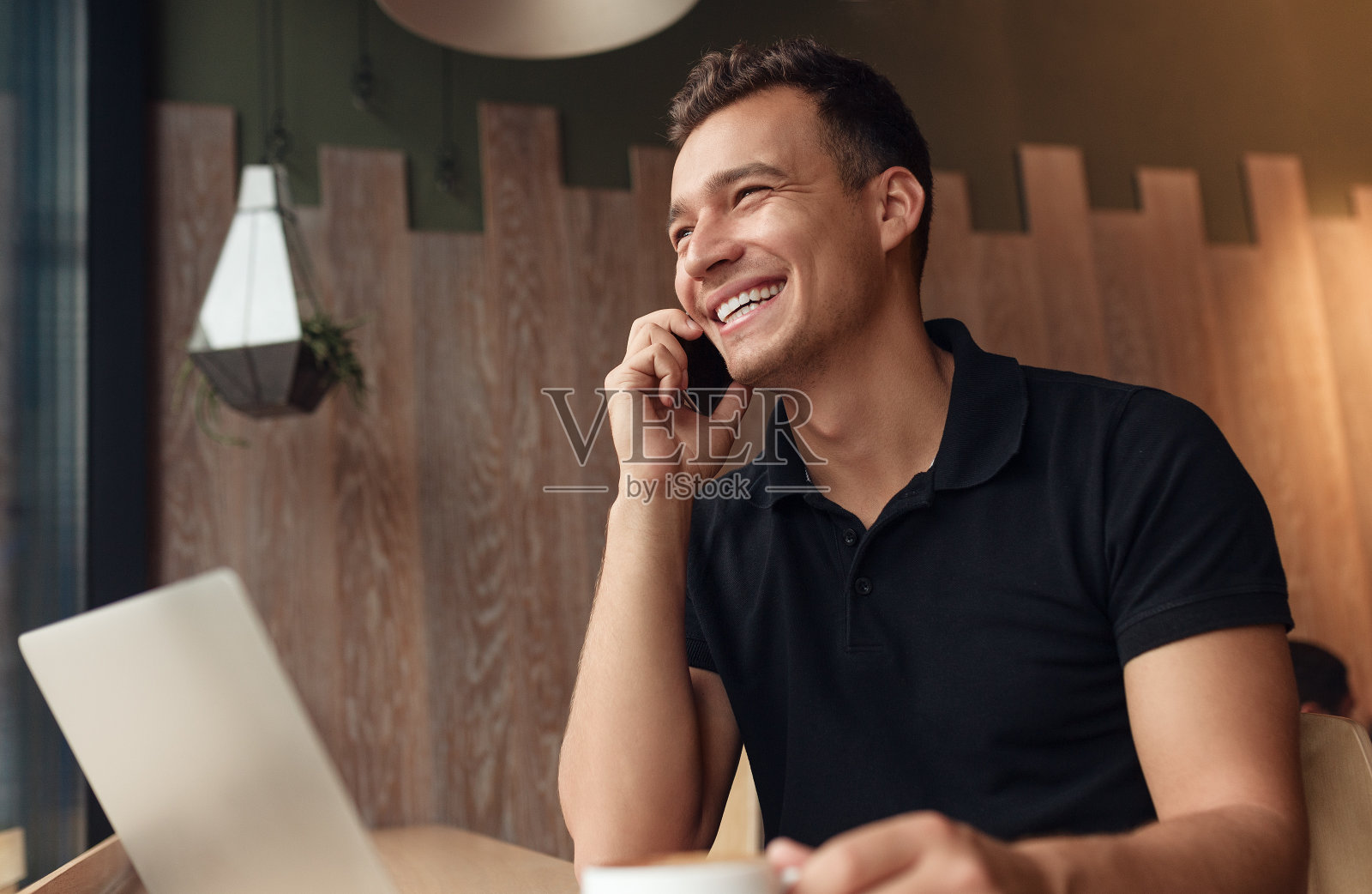 现代快乐男人在咖啡馆打电话照片摄影图片