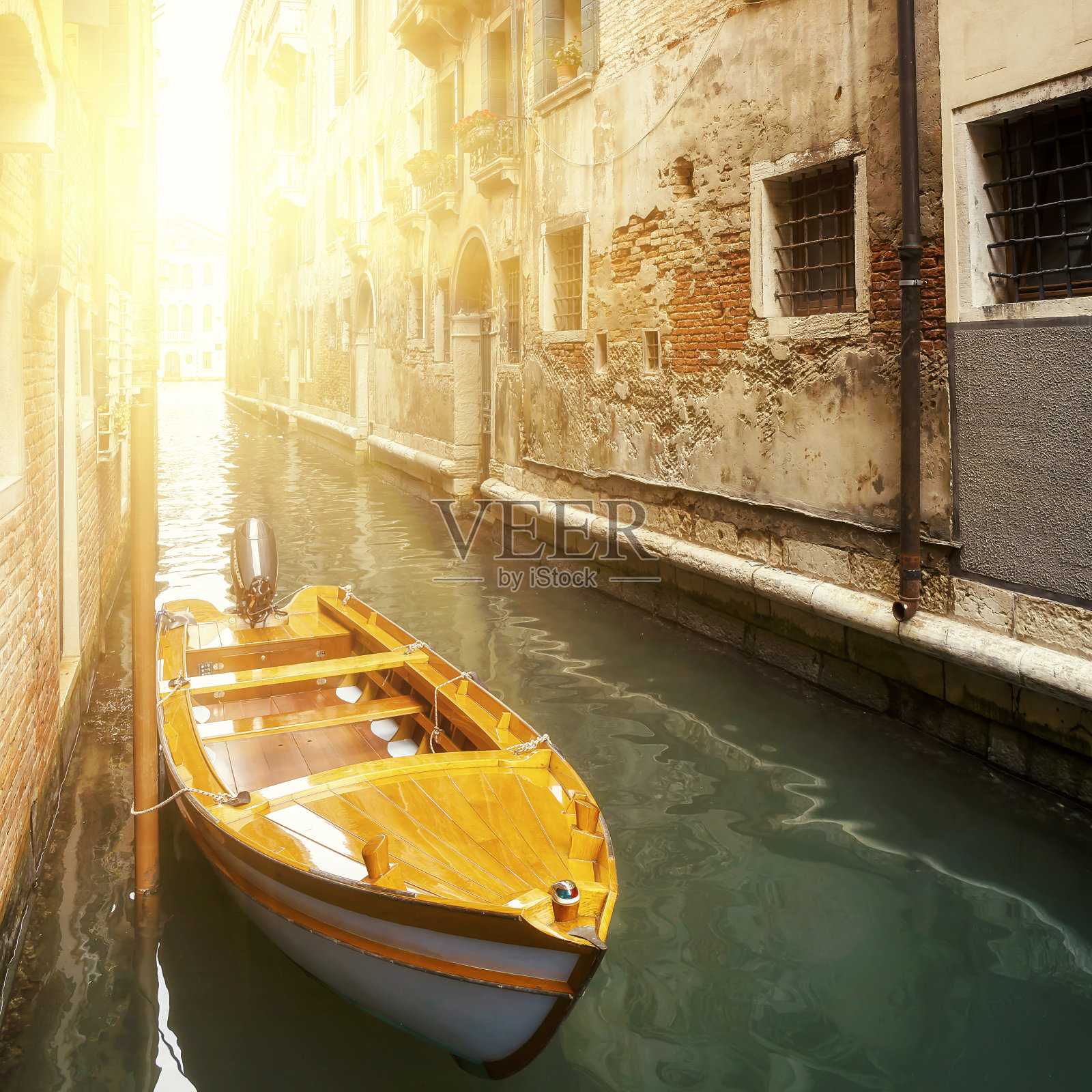 在威尼斯运河的木船船头的特写照片摄影图片