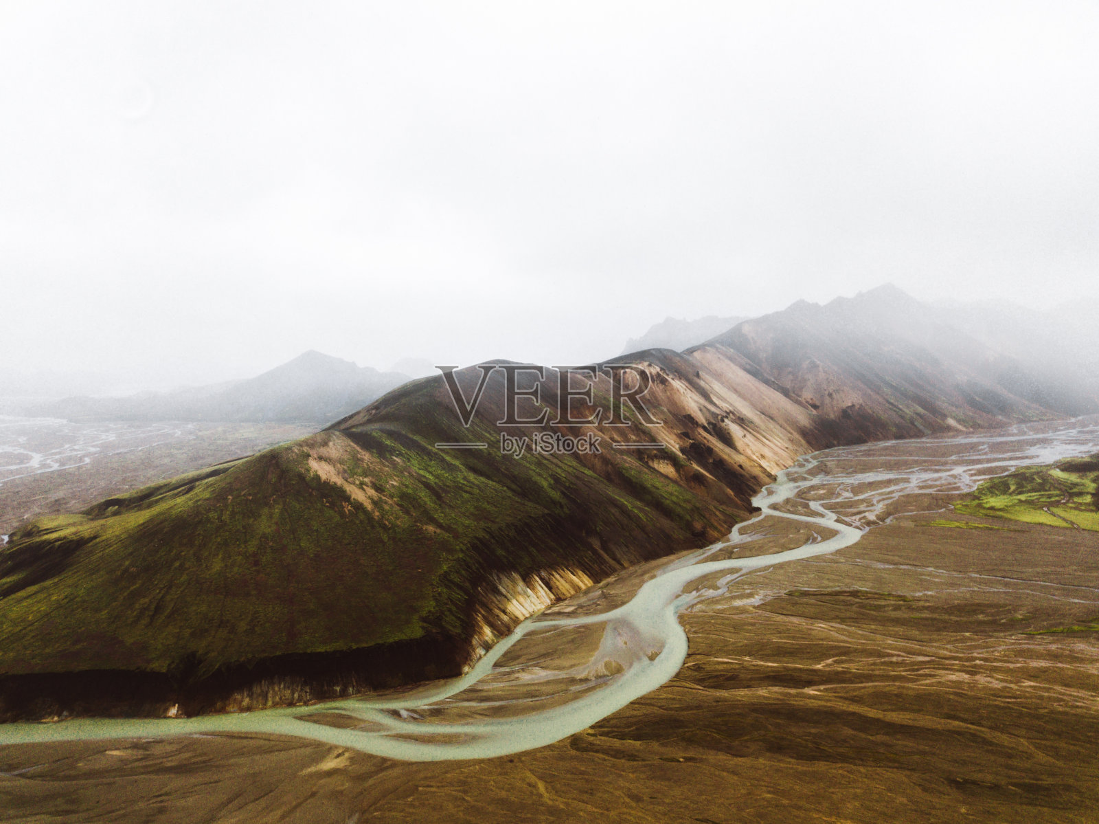 鸟瞰图冰岛高地雾蒙蒙的景观冰川河流，火山和五颜六色的山脉照片摄影图片