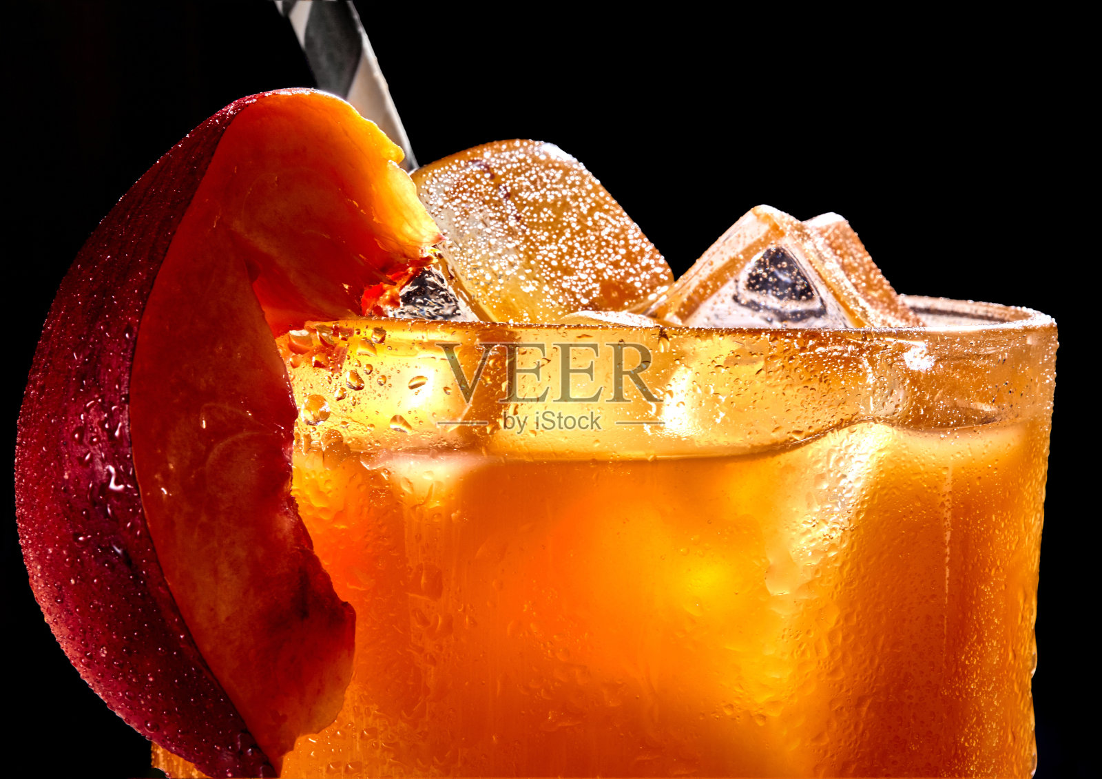 水果健康鸡尾酒芒果汁和冰在黑色的背景照片摄影图片