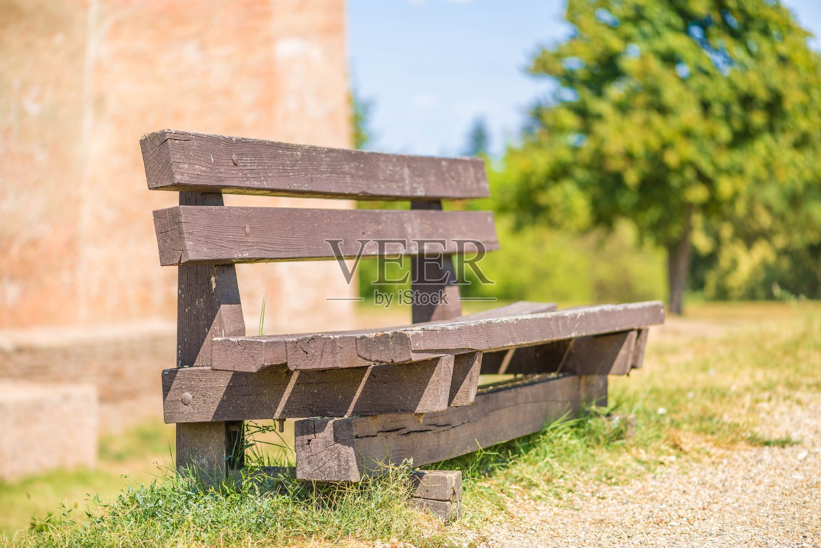阳光下的城市公园里的木凳照片摄影图片