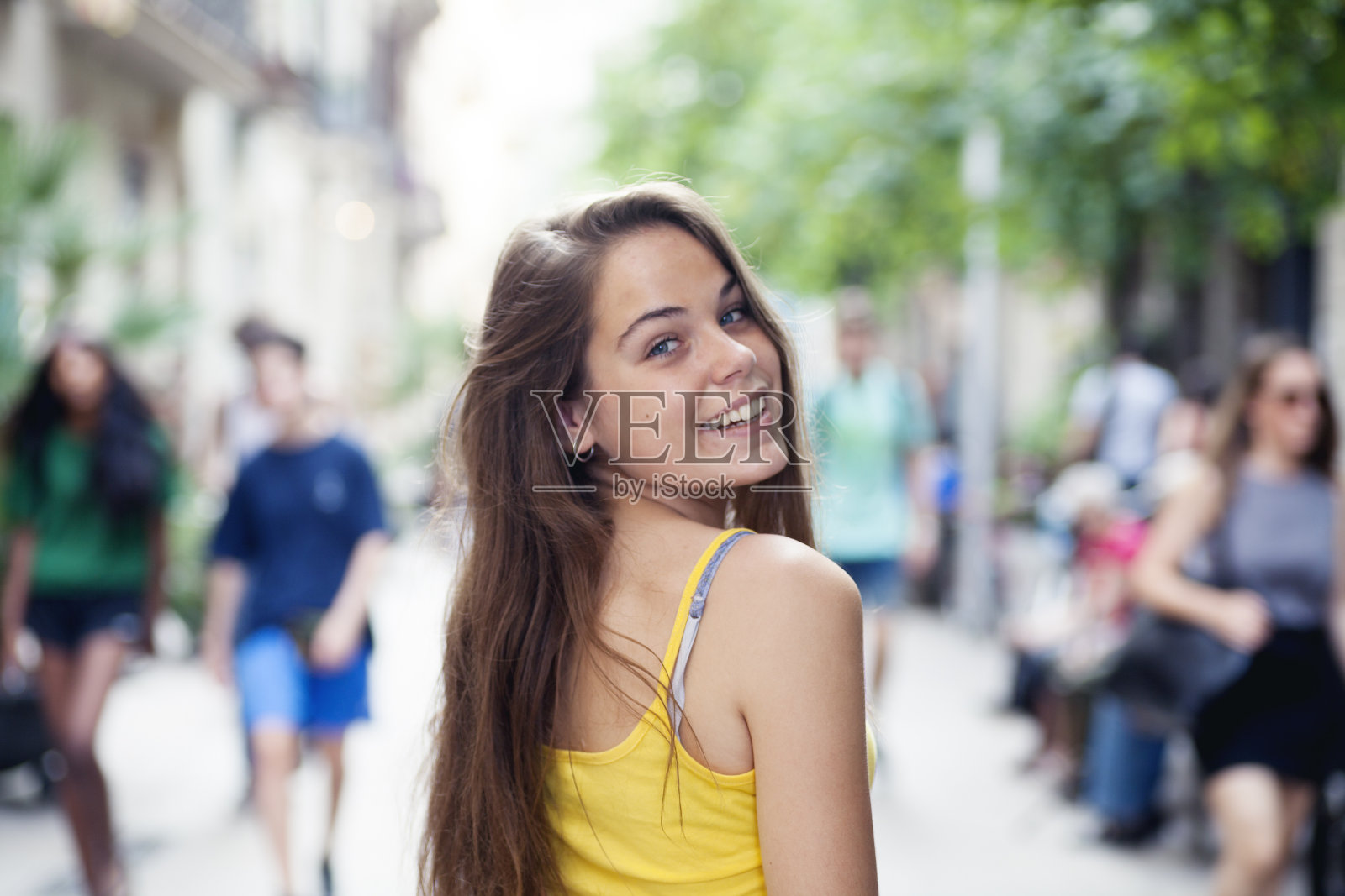 巴塞罗那的年轻女游客照片摄影图片