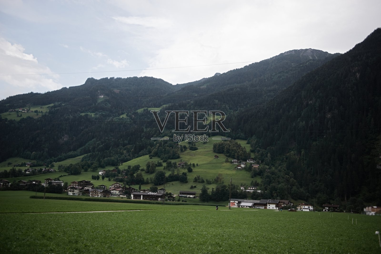 半圆顶岩景观草地在奥地利照片摄影图片
