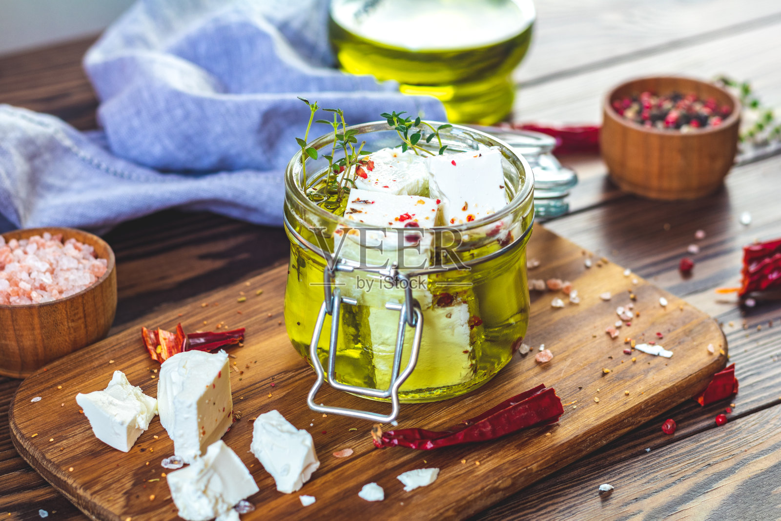 玻璃罐中橄榄油浸泡的菲达奶酪照片摄影图片