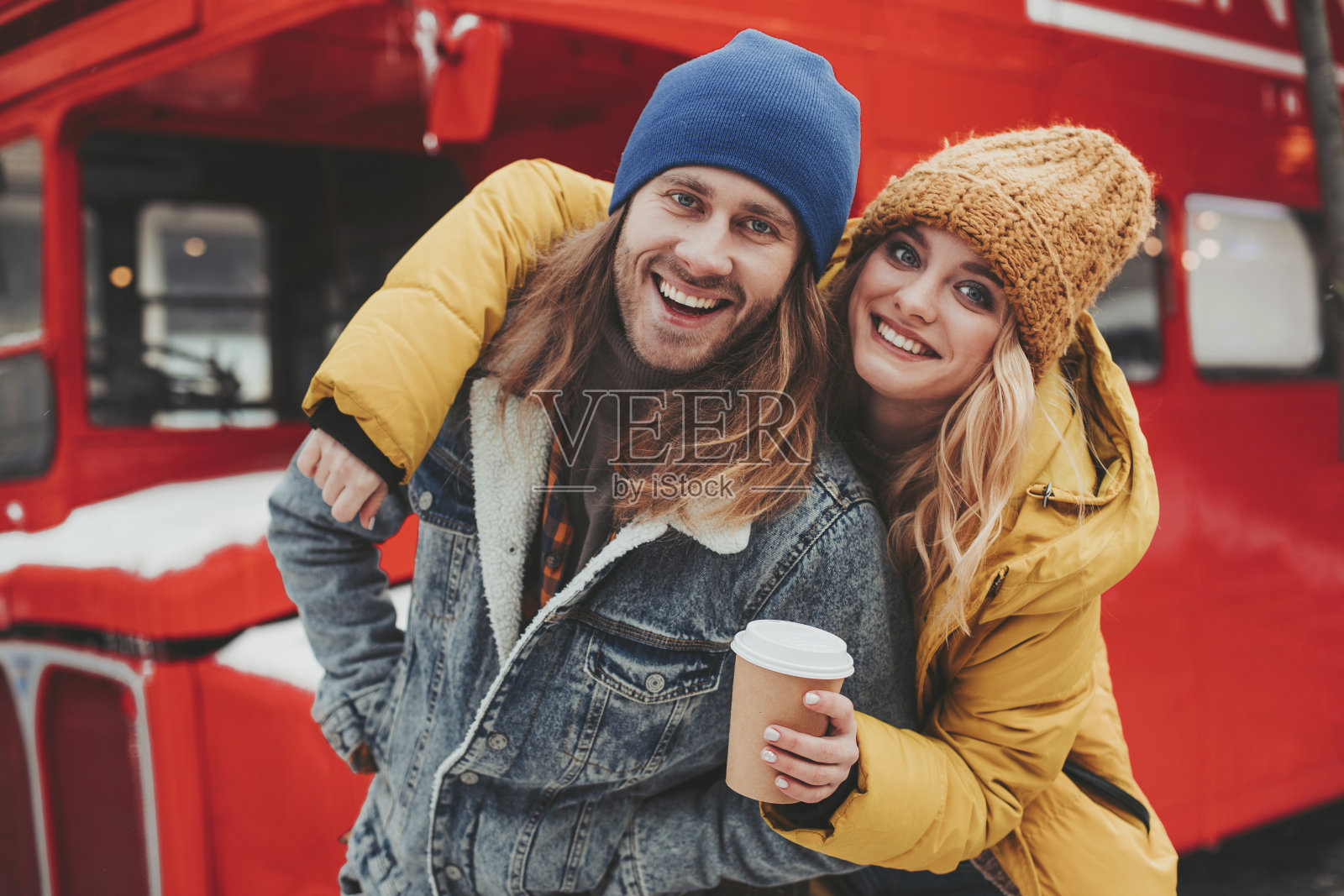 一对快乐的潮人夫妇在街上喝着咖啡照片摄影图片