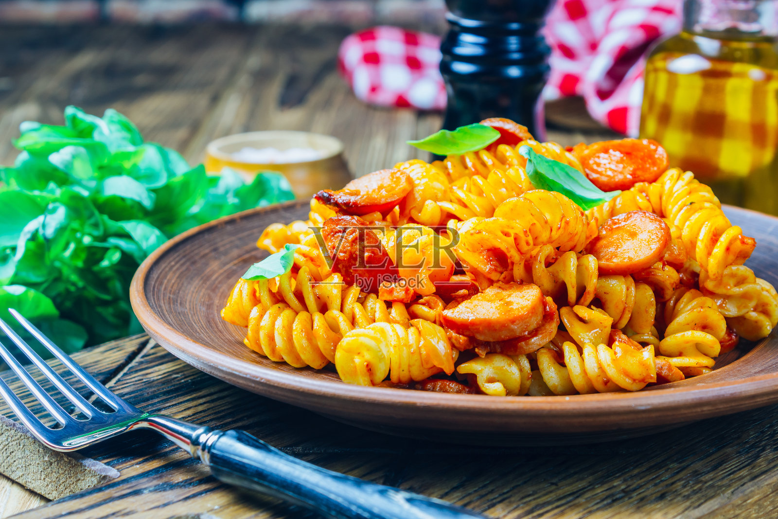 意大利面加番茄酱香肠，意大利食品照片摄影图片