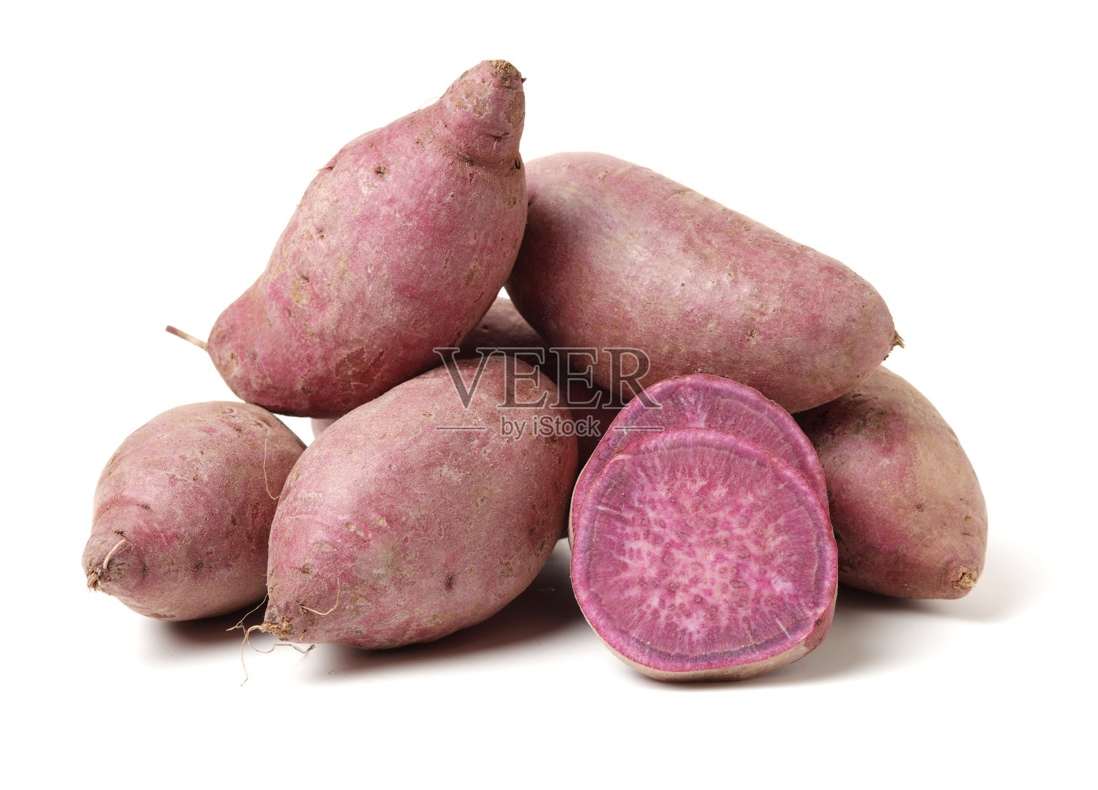 白色背景上的紫色红薯照片摄影图片