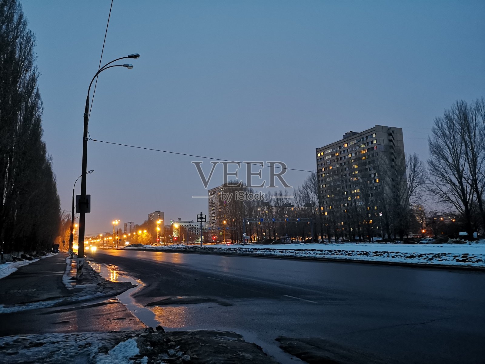 美丽的夜城在冬天。城市景观中的道路和灯光照片摄影图片