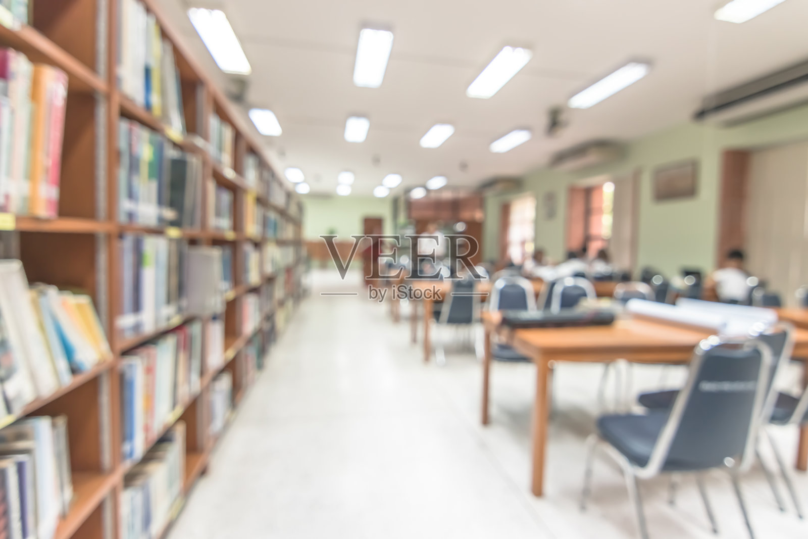 模糊学校图书馆的书架，桌子和椅子的教育背景照片摄影图片