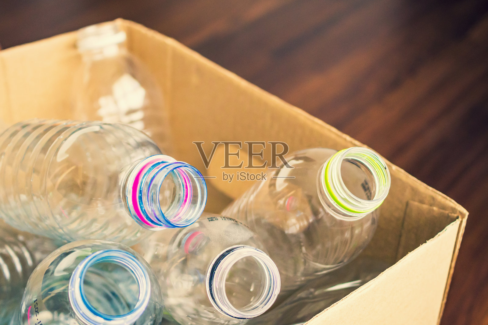 塑料瓶在纸盒中回收再利用的概念照片摄影图片