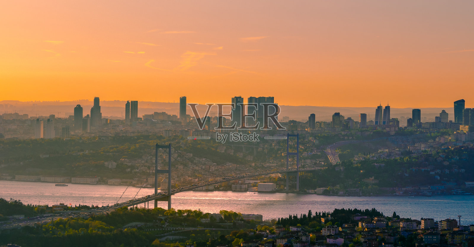 7月15日，土耳其伊斯坦布尔，夕阳西下的坎姆利卡山上的博斯普鲁斯大桥照片摄影图片