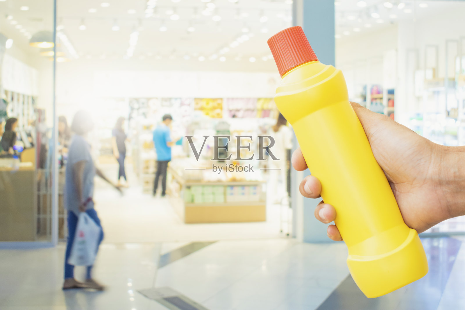 家居清洁人员用黄色瓶子模糊背景用于清洁比喻清除浴室、家庭办公室或工业领域的细菌。为了服务和客户的可靠性和满意度照片摄影图片