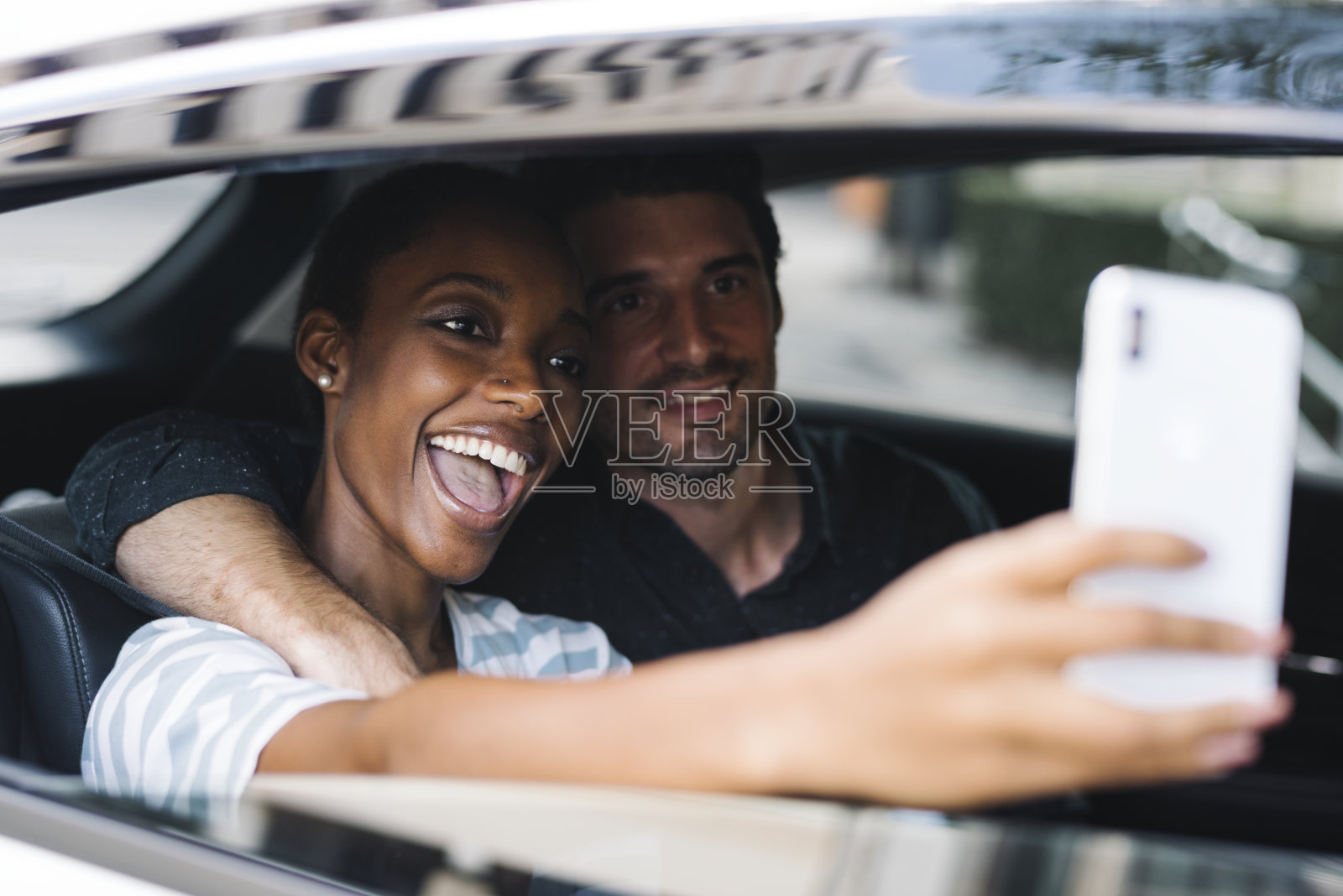 一对情侣在车里自拍照片摄影图片