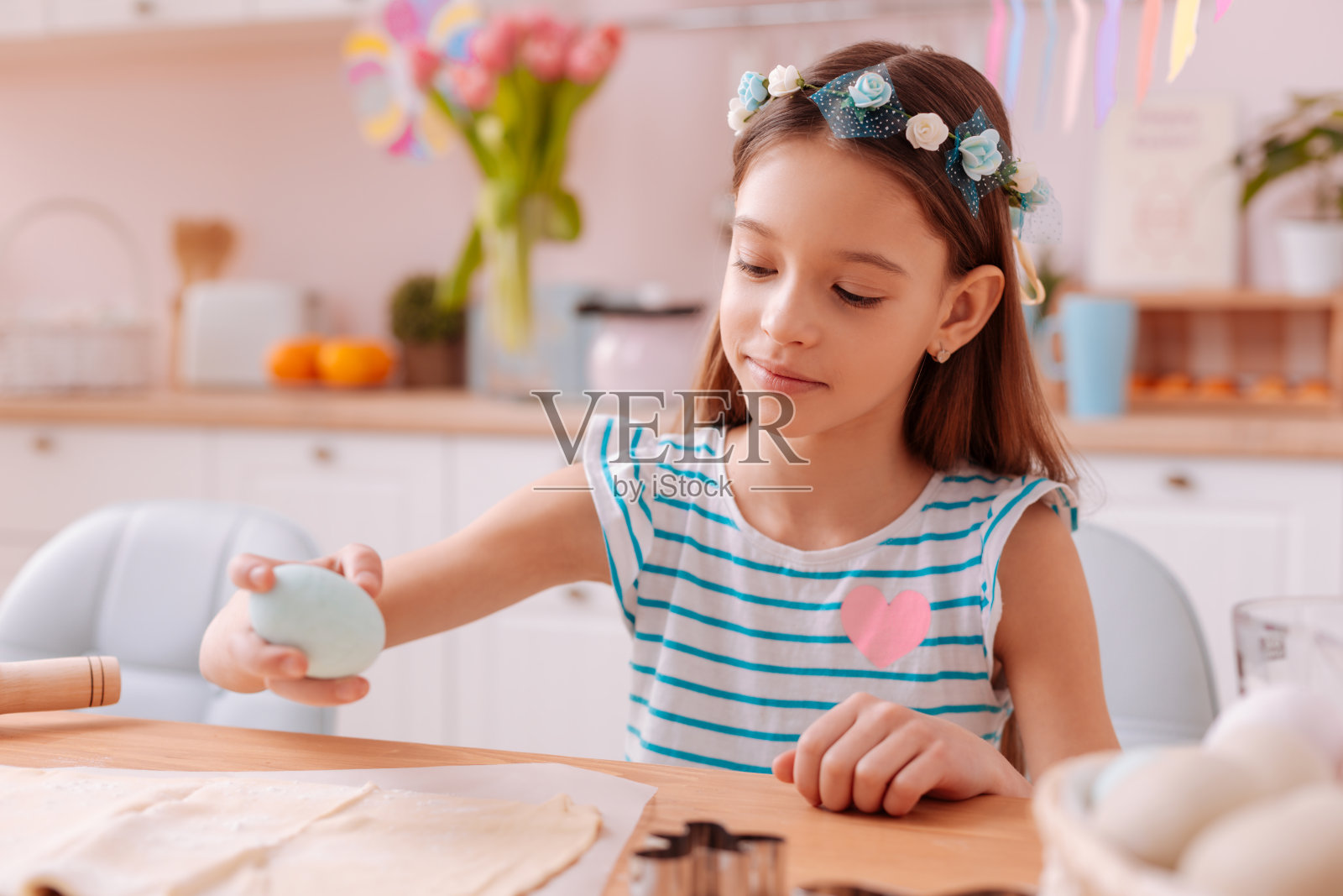 可爱的小女人在厨房和糕点工作照片摄影图片