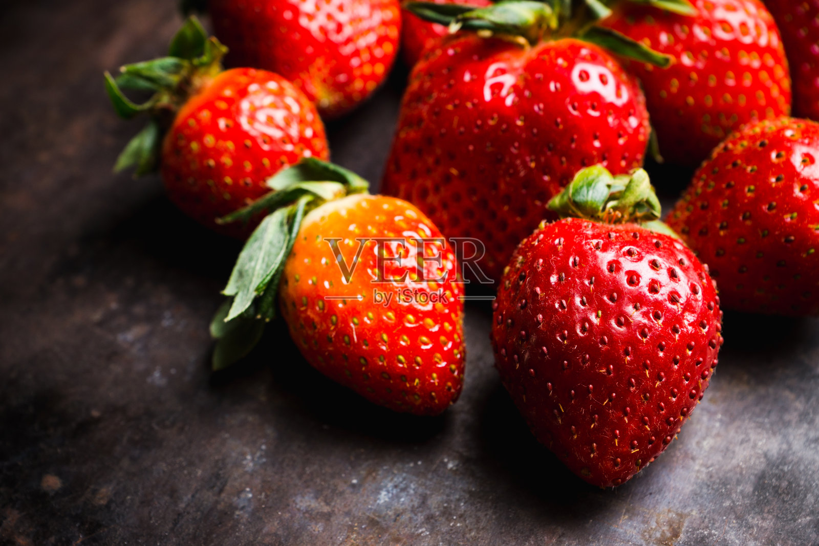 新鲜成熟的草莓在黑暗的乡村背景照片摄影图片