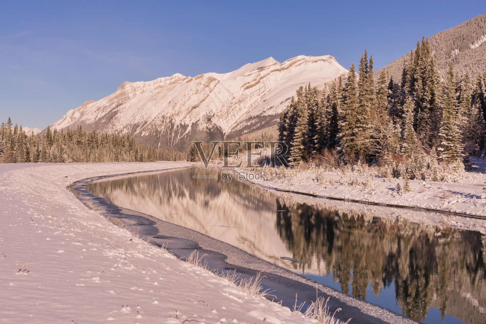 冬季小溪景观在山区照片摄影图片