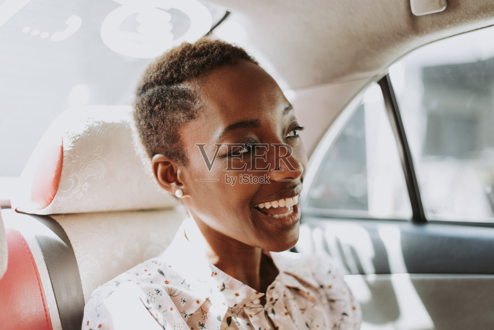 出租车上的快乐女人照片摄影图片