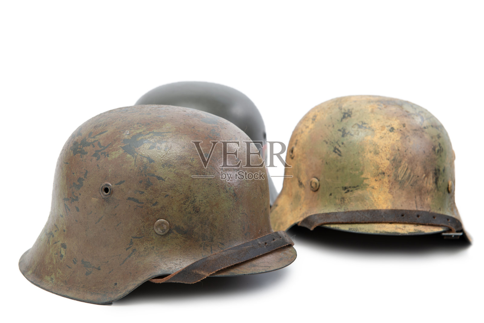 白色背景上的三个法国军事头盔照片摄影图片