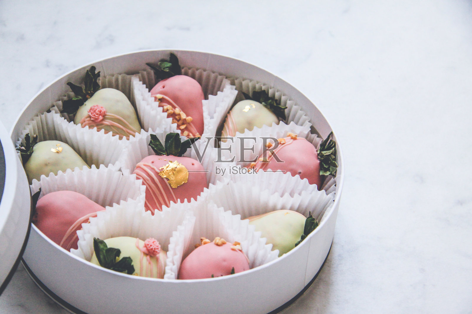 美食巧克力覆盖草莓在一个圆形礼盒照片摄影图片