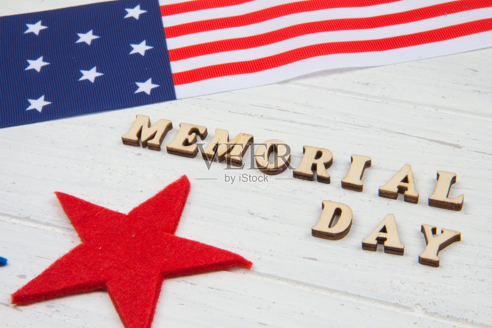 阵亡将士纪念日快乐。文字，星星和美国国旗在白色木制背景照片摄影图片