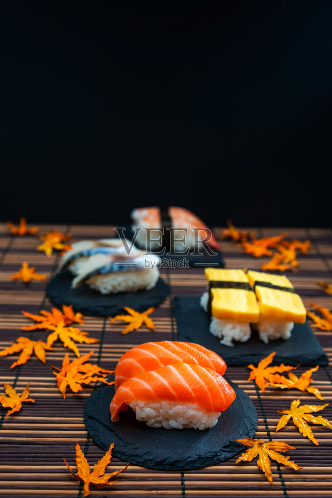 日本料理寿司卷三文鱼和牛油果寿司照片摄影图片
