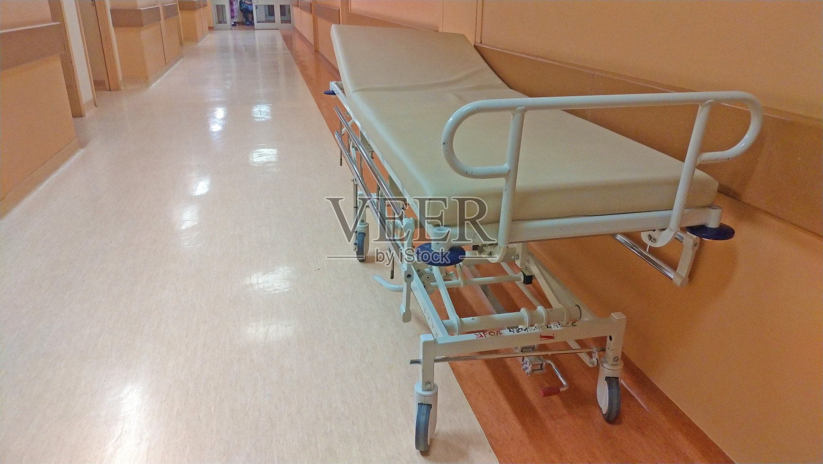 医院走廊的轮床或担架。医院里的走廊很长，有手术运输工具照片摄影图片