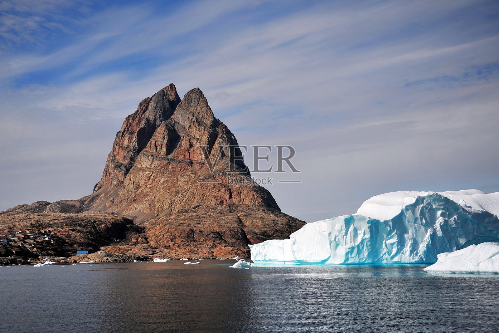 格陵兰岛。冰山、山脉和大海。照片摄影图片
