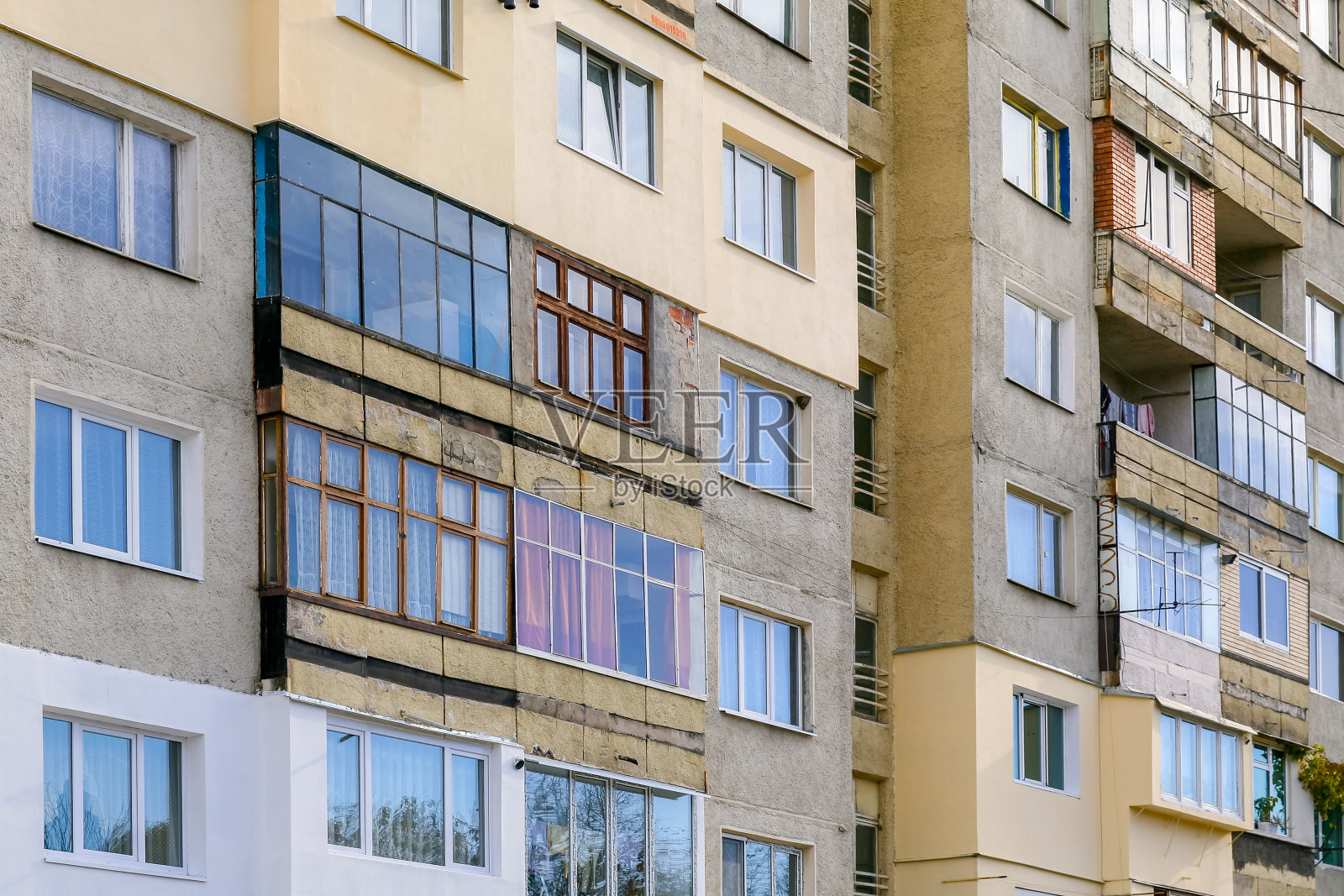 佩尼克郊区一座大型苏联风格的住宅建筑的外立面照片摄影图片