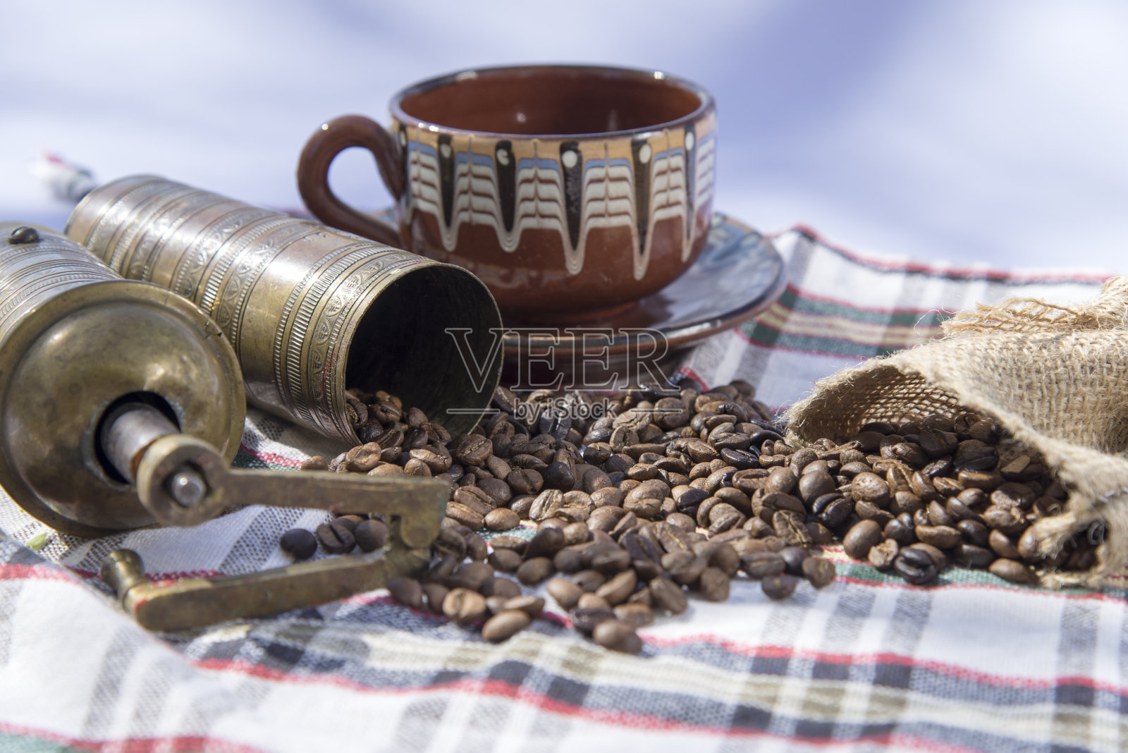 咖啡豆，咖啡研磨机和杯子照片摄影图片