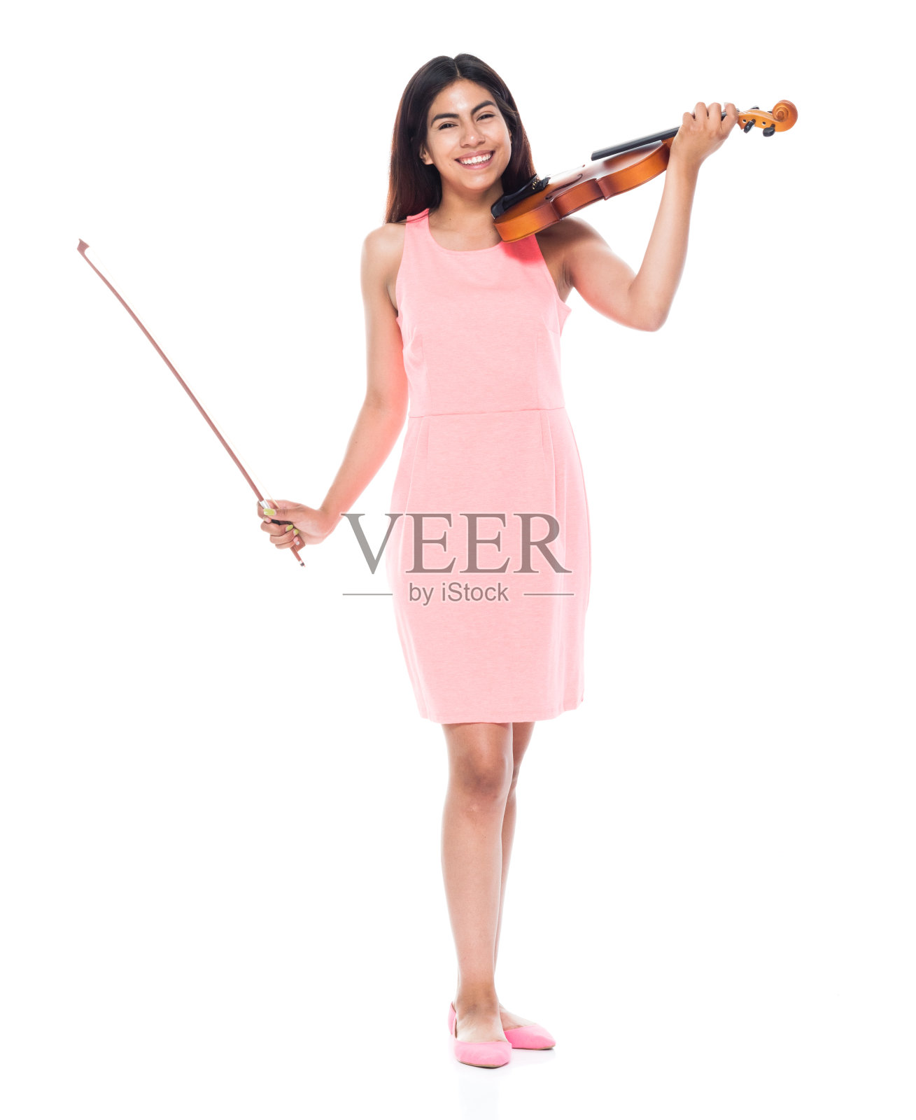 拉小提琴的年轻漂亮的拉丁美人照片摄影图片