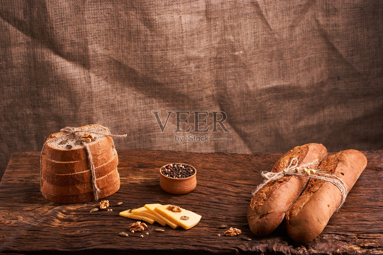 面包的概念美味的家庭食品近距离在木制背景照片摄影图片