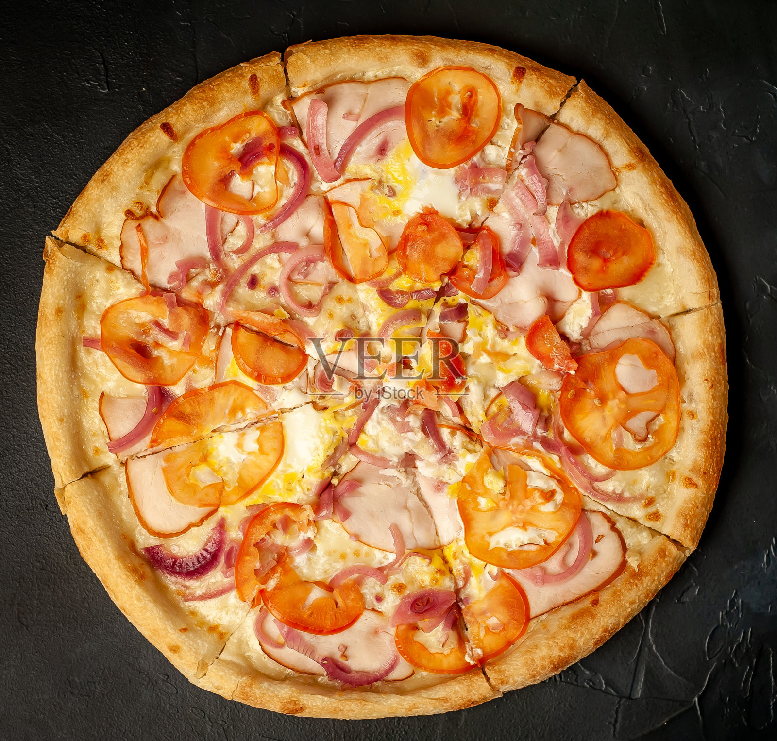混凝土背景下的美味玛格丽塔披萨。热披萨俯视图。照片摄影图片
