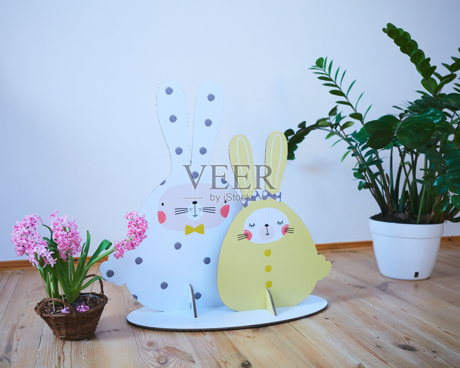 纸板复活节兔子。复活节派对的装饰。电影的影响照片摄影图片