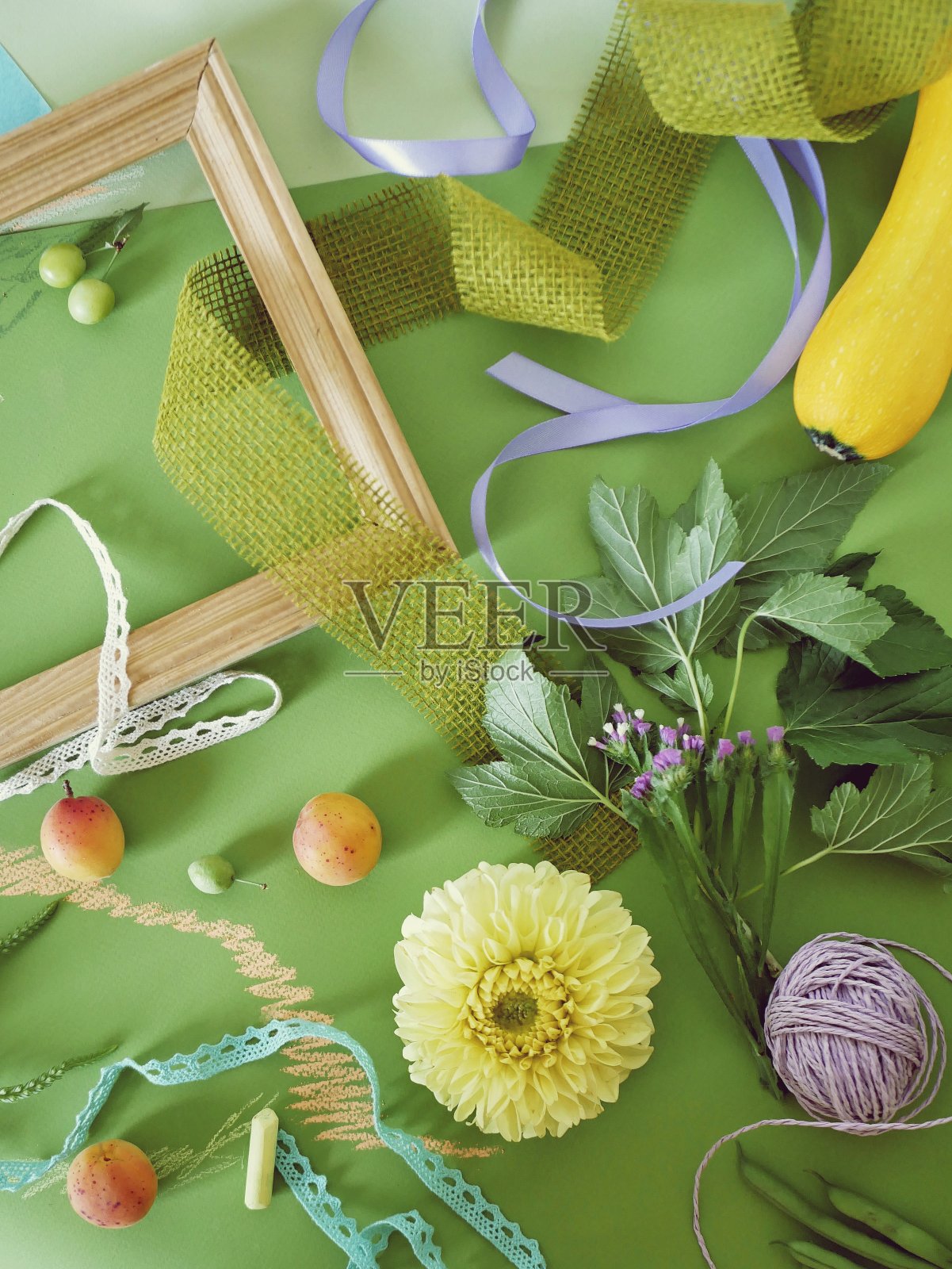 装饰的季节组成的水果，装饰品，绿色植物和木制空框架上的绿色着色纸照片摄影图片