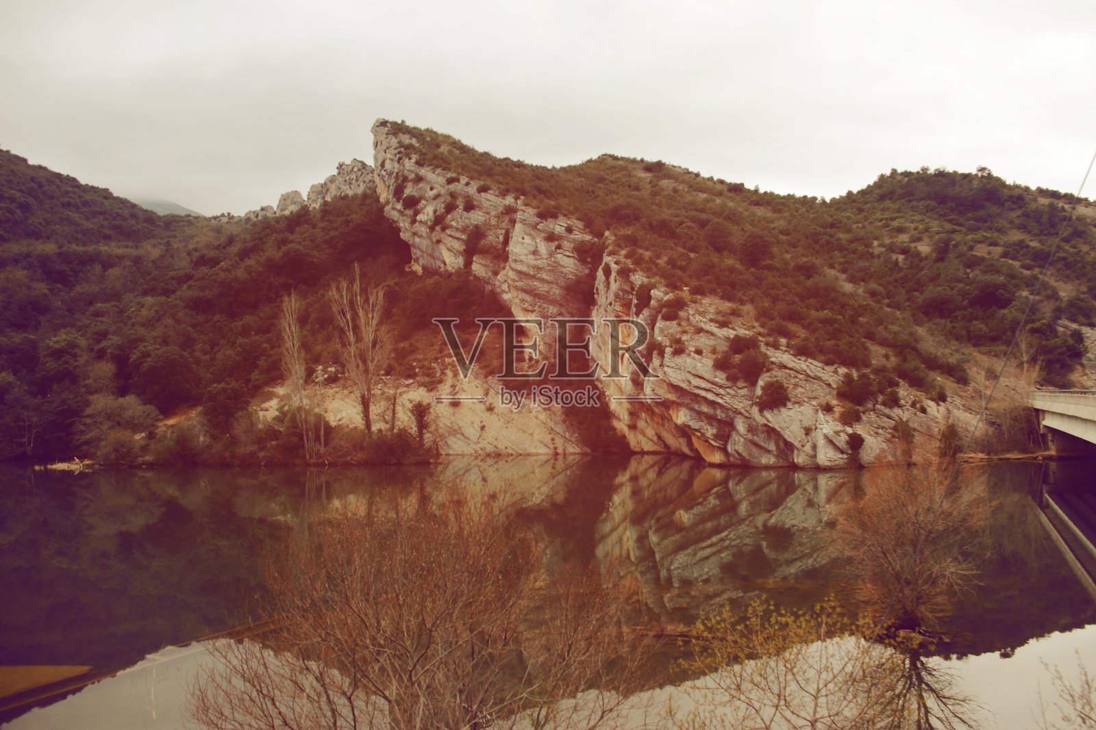 埃布罗河峡谷，西班牙，卡斯蒂拉利昂，早晨在山上照片摄影图片