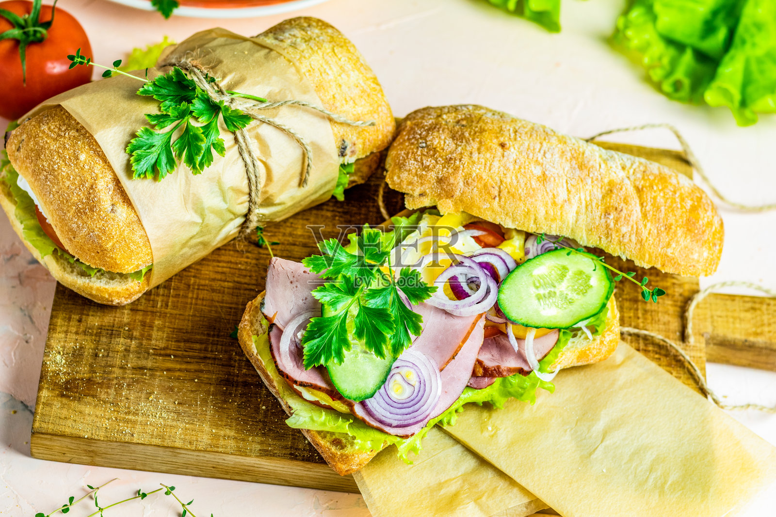 三明治有火腿，西红柿，奶酪，胡椒，洋葱和沙拉照片摄影图片