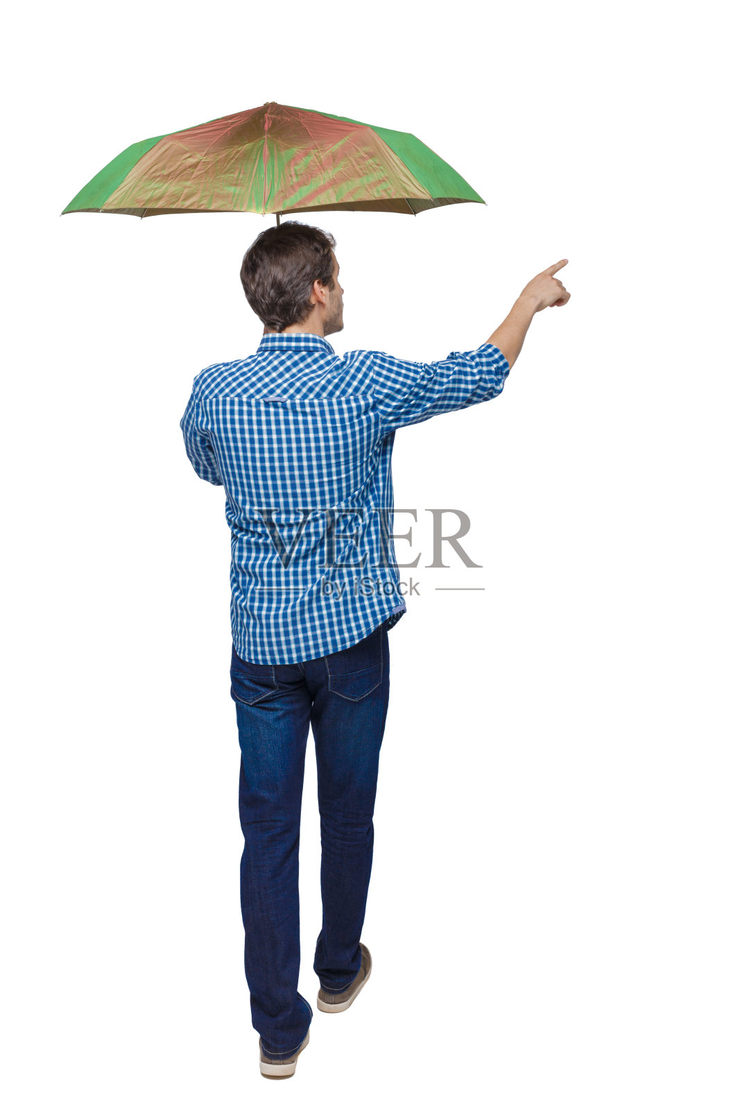 一个男人的背影，谁走在伞下，用他的手点。照片摄影图片