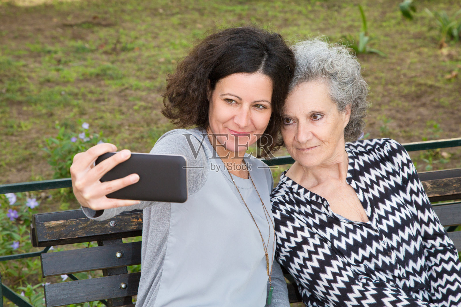 积极放松的年轻和年长的女人摆姿势自拍照片摄影图片