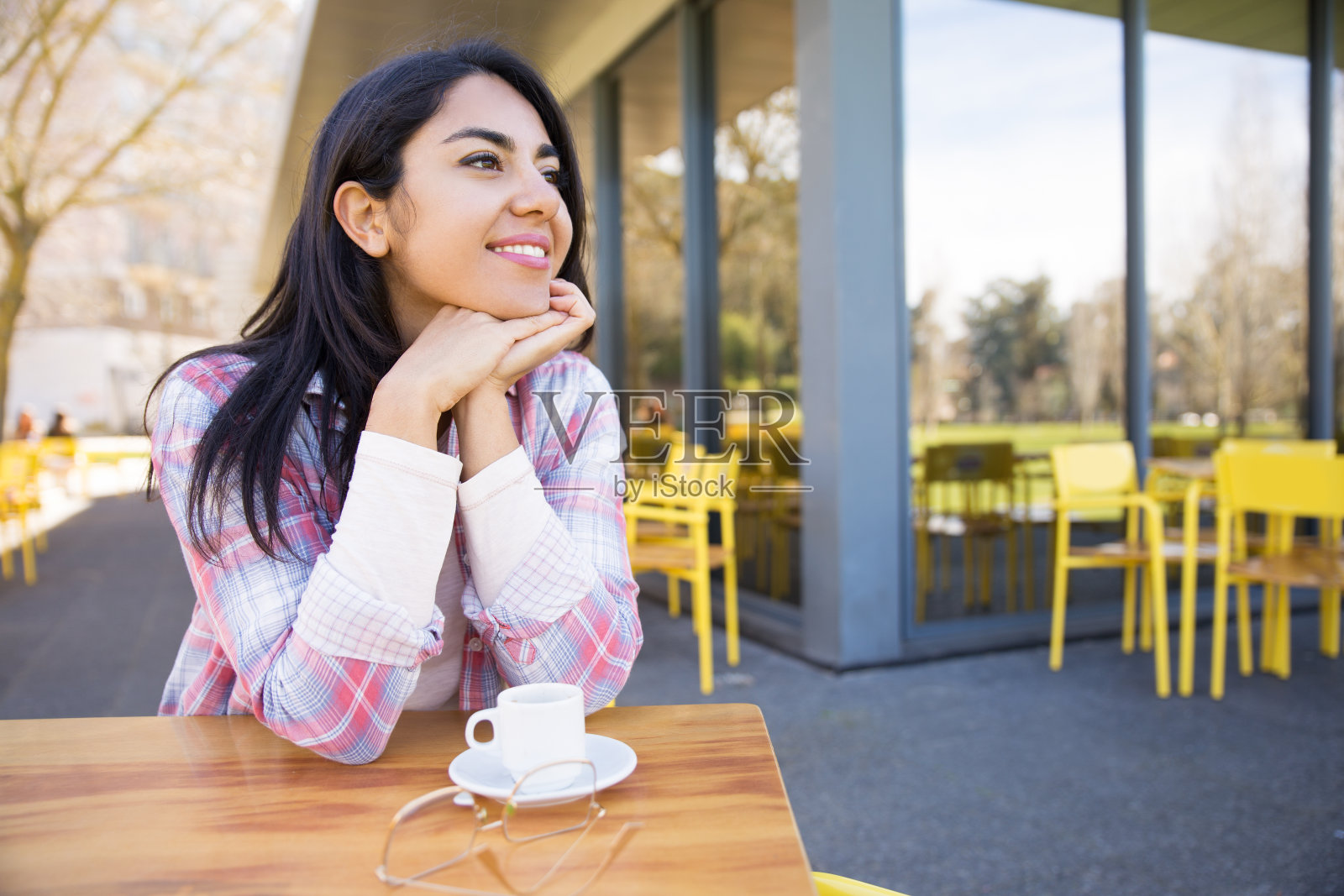 微笑漂亮的年轻女士享受在咖啡馆喝咖啡照片摄影图片