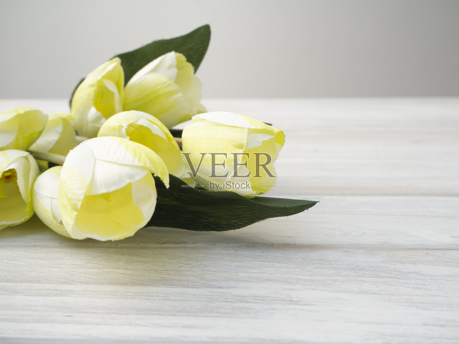 旧木地板上五颜六色的郁金香花束照片摄影图片