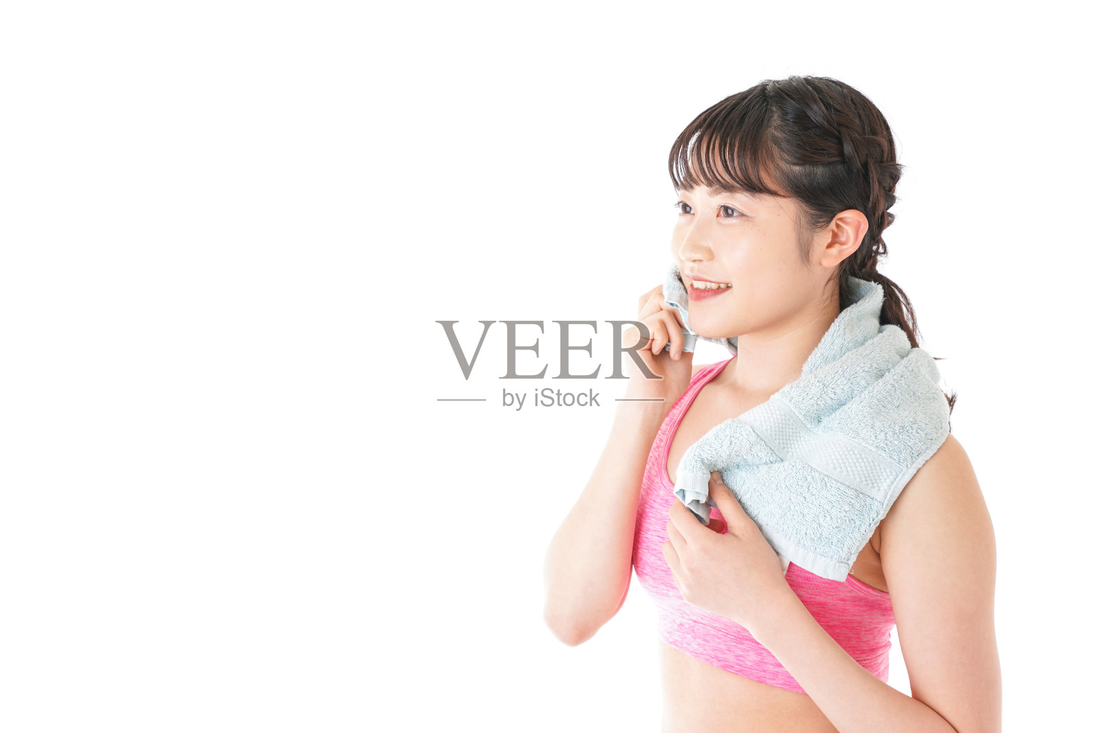 女人用毛巾擦汗照片摄影图片