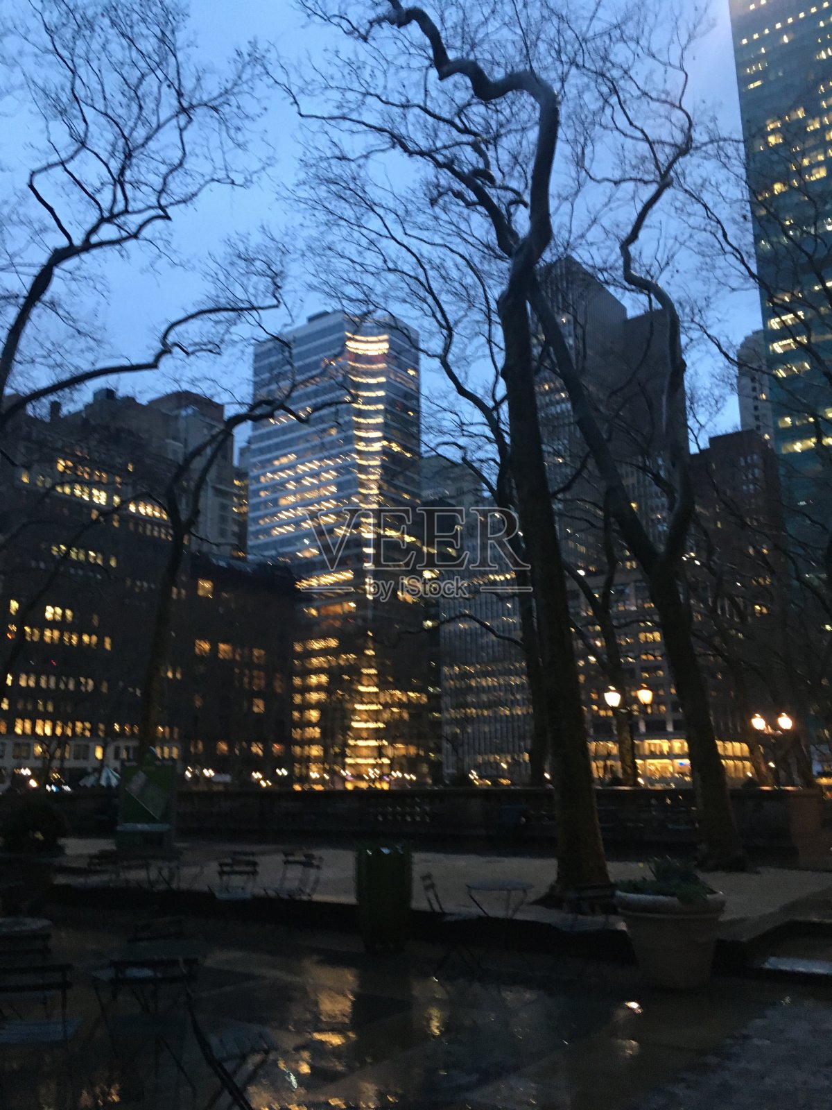 在纽约曼哈顿布莱恩特公园阴雨的春天日落。照片摄影图片