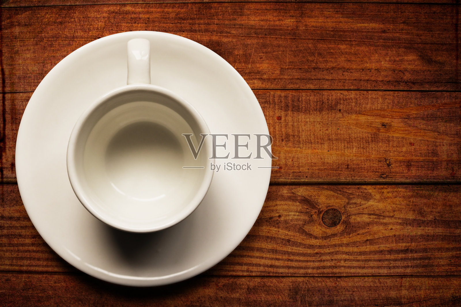 空的白色茶杯和茶碟上的旧木板纹理背景照片摄影图片