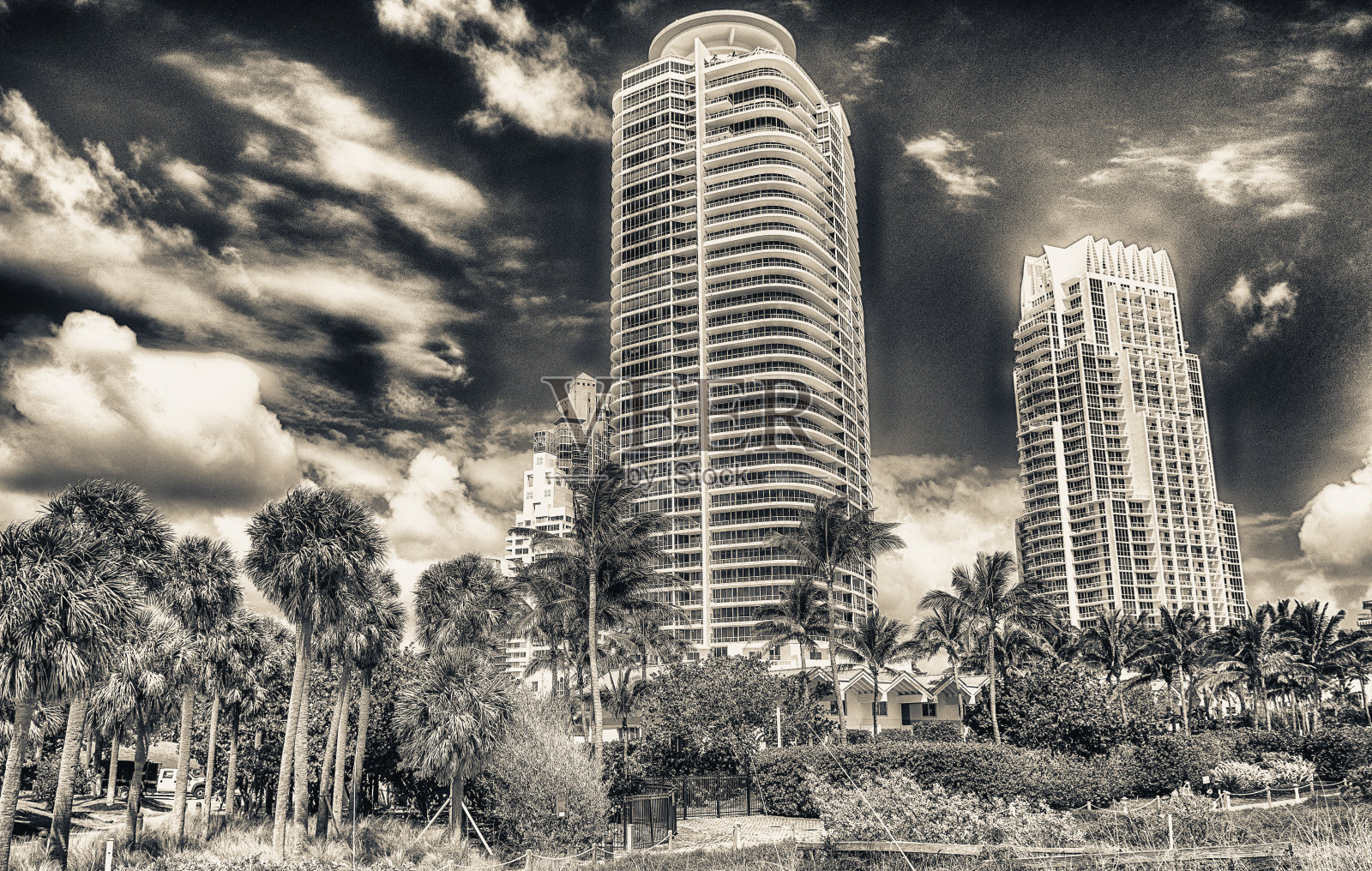 迈阿密海滩南角公园的建筑和蓝天照片摄影图片