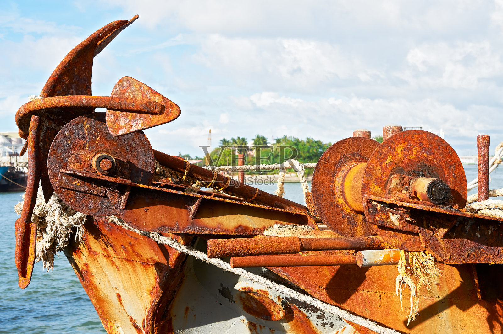 一艘被遗弃的旧船的生锈的锚和其他金属部件照片摄影图片