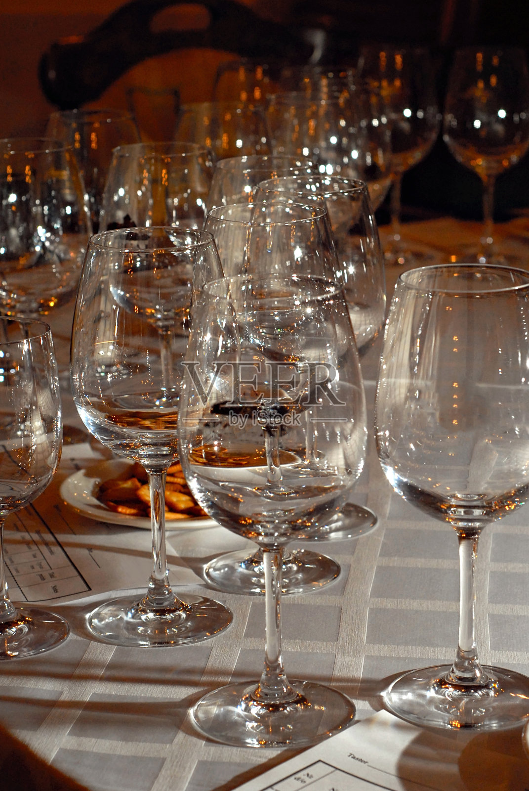 空杯子放在桌上。餐厅里的品酒杯。照片摄影图片