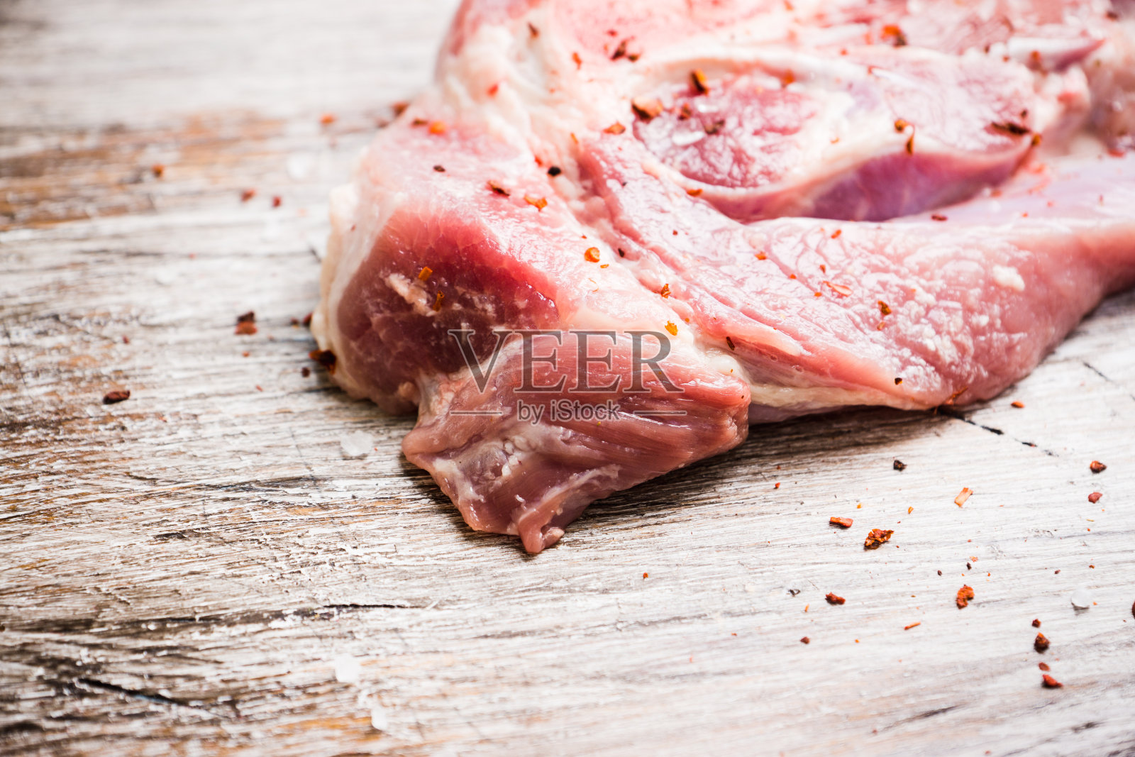 在乡村背景上放上盐和香料的生猪肉照片摄影图片