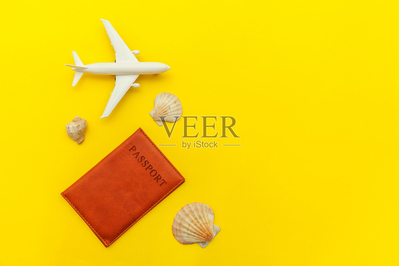 简约的平铺旅行冒险旅行概念与飞机外壳和护照上黄色时髦的现代背景照片摄影图片